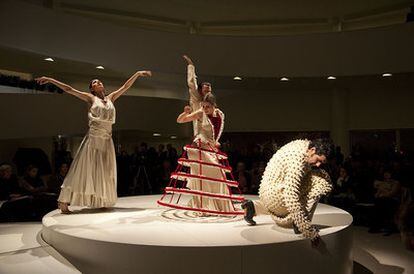 Un momento del espectáculo <i>Dressed to Dance</i>, anoche en el Guggenheim de Nueva York.