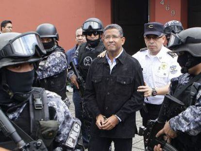 Agentes de la Polic&iacute;a Nacional Civil custodian al expresidente de El Salvador.