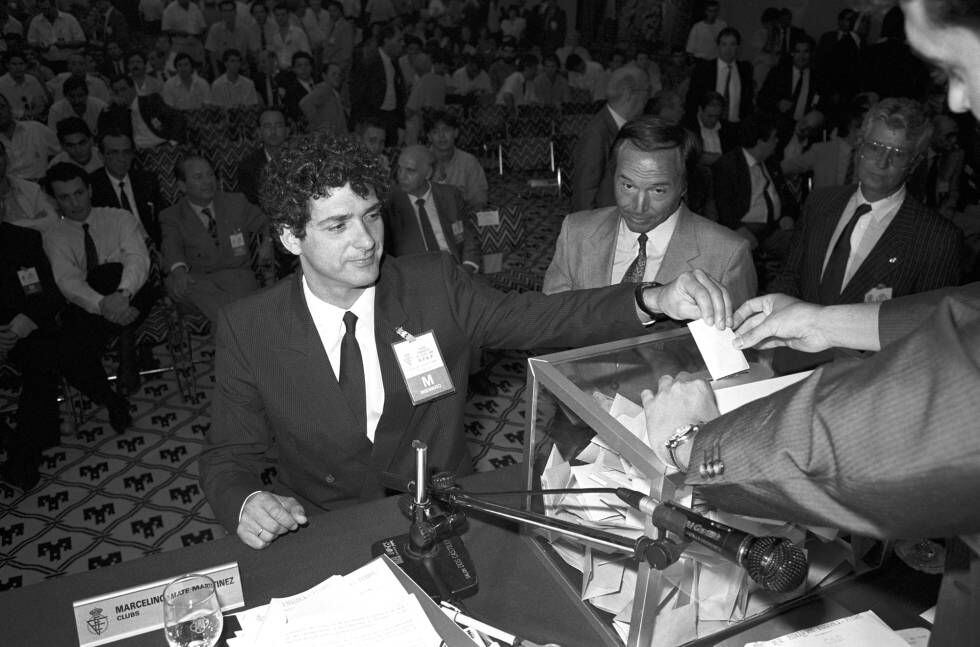 Ángel María Villar vota en su primera candidatura a la presidencia de la Federación Española de Fútbol en 1988.