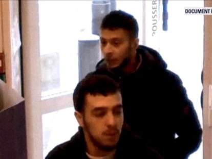 Salah Abdeslam, atr&aacute;s, el 14 de noviembre en una gasolinera francesa.