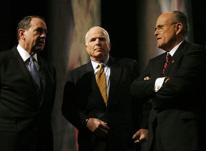 Los candidatos Mike Huckabee, John McCain y Rudy Giuliani.