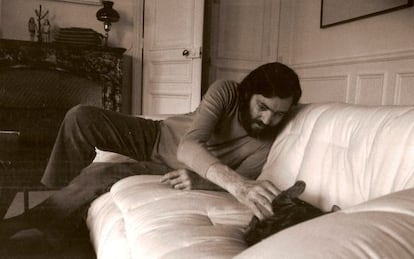 Cortázar con su gata Flanelle en su casa de la rue Martel en París, 1980.