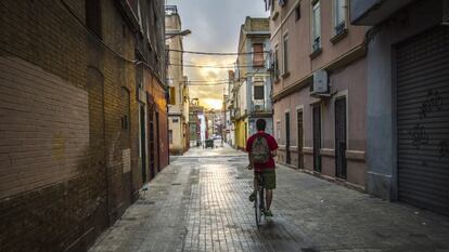 Un ciclista rueda por el barrio del Cabanyal.