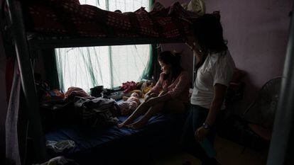 Una psic&oacute;loga junto a M., que qued&oacute; embarazada tras una violaci&oacute;n en Honduras.
