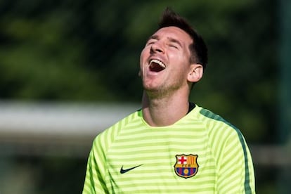 Messi ríe en el entrenamiento de ayer.