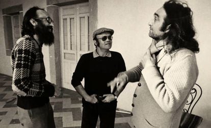 Rafael Sánchez Ferlosio (derecha), en 1977, en Coria con su hermano Chicho (izquierda) y el escritor Julio Martín Casas, compañero de estudios de Chicho en Salamanca.