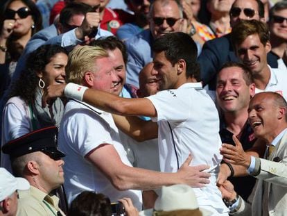 Becker y Djokovic se abrazan para celebrar el título. 