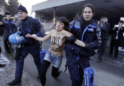 La policía suiza detiene a una activista de la organización Femen durante una protesta en contra de la reunión anual del Foro Económico Mundial en Davos, 26 de enero 2013.