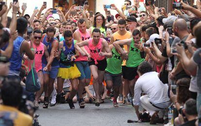 Los participantes de la carrera de tacones, una de las actividades del Orgullo de Madrid.