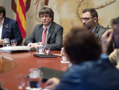 El president de la Generalitat, Carles Puigdemont (d) i el vicepresident, Oriol Junqueras (e), durant una reunió setmanal del Govern.