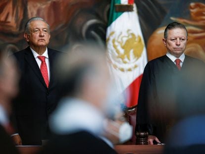 El presidente de la Suprema Corte, Arturo Zaldívar, junto a López Obrador, en diciembre de 2021.