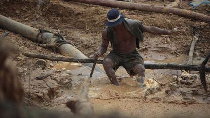 Un trabajador en una mina ilegal en Madre de Dios (Perú).