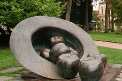 La escultura 'Exaltación de la manzana', de Eduardo Úrculo, en Villaviciosa.