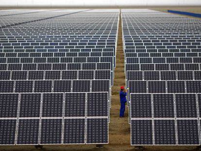 Paneles solares en un parque de Dunhuang (China). 