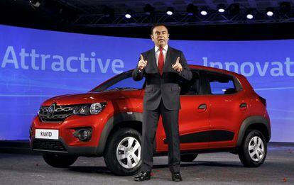 Carlos Ghosn, Consejero delegado de Renault-Nissan, con el nuevo KWID