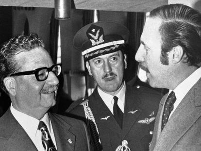 Salvador Allende habla con el embajador Orlando Letelier