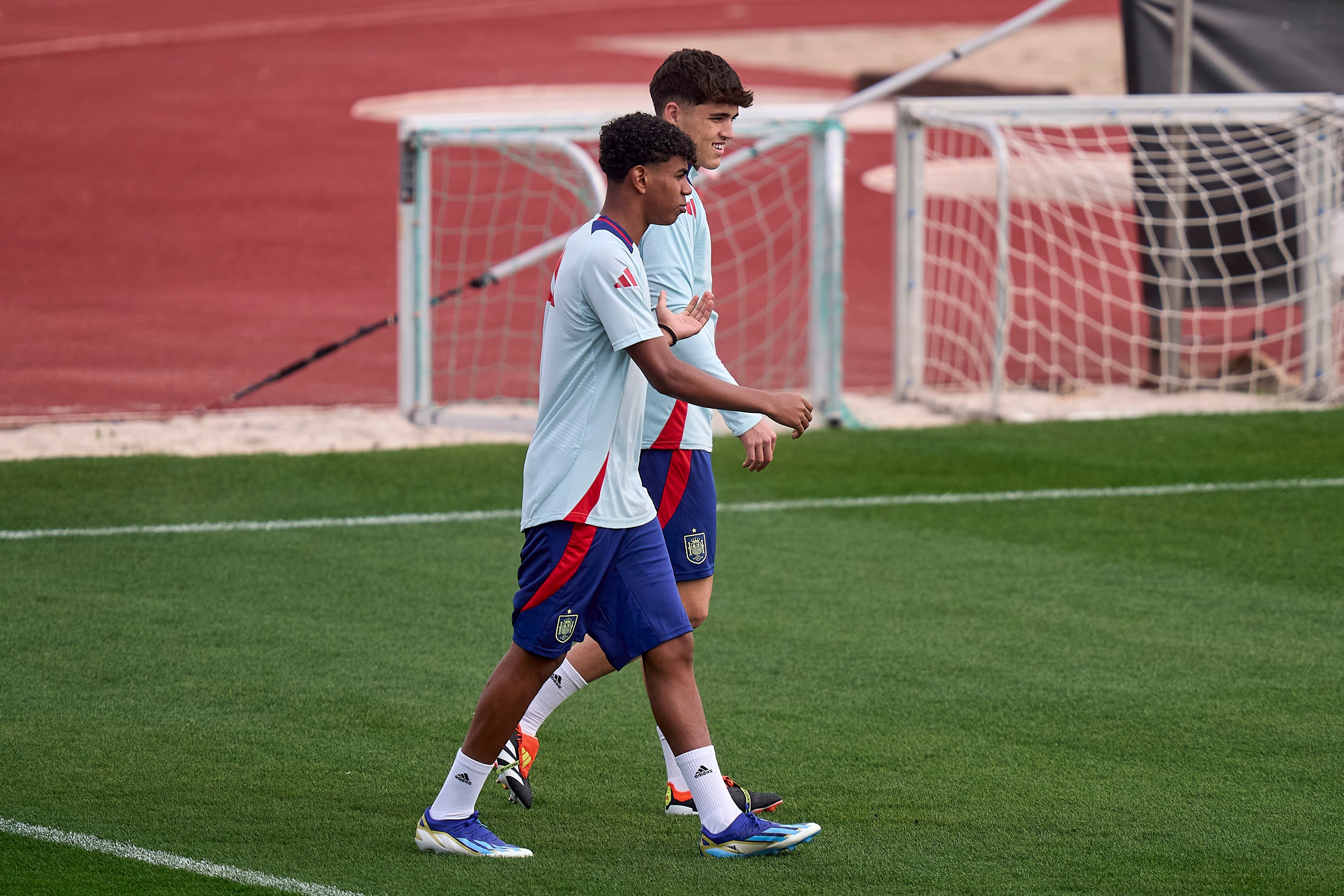 Pau Cubarsi Y Lamine Yamal, durante la sesión de entrenamiento de España, el pasado jueves.