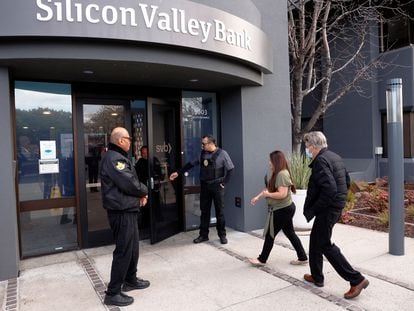 Un cliente de Silicon Valley Bank, entrando en su sede de Santa Clara (California, EE UU), el 13 de marzo.