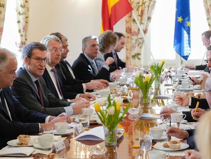 El líder del PP, Alberto Núñez Feijóo, se reunía el martes con los embajadores en España de los países miembros de la UE en la residencia del embajador de Suecia, Teppo Taurianen.