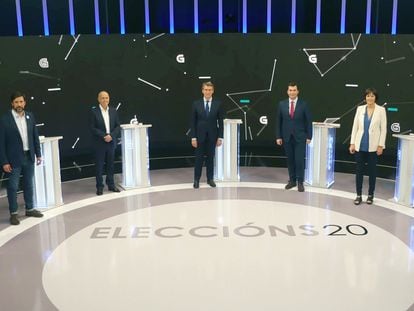 Los candidatos a la presidencia de la Xunta de Galicia momentos antes del debate, este lunes en Santiago de Compostela.