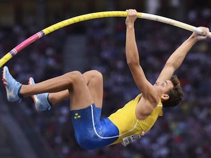 Armand Duplantis salta en la final europea de salto con pértiga.