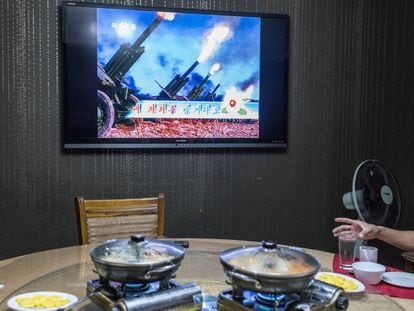 En un restaurante de Pyongyang, una televisión exhibe los logros militares del régimen norcoreano.