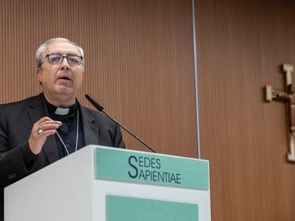 El secretario general de la Conferencia Episcopal Española y obispo auxiliar de Toledo, Francisco César García Magán, en el Salón S. Isidoro, el 1 de junio en Madrid.