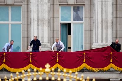 Operarios del palacio de Buckingham preparan el balcón desde el que saludará Carlos III tras su coronación. 