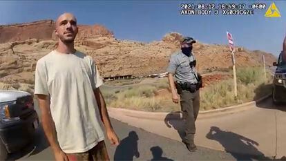 Captura del vídeo policial en la que se ve a Brian Laundrie (izquierda) con un agente de Moab (Utah) el 19 de agosto.