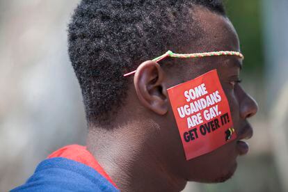 Un hombre se manifiesta a favor de los derechos homosexuales en Entebbe, en Uganda, en 2014