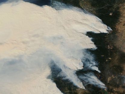 El humo de los incendios de Oregón, en una imagen de NASA distribuida este domingo.