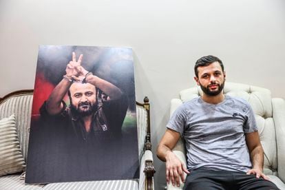 Aarab Barguti, hijo del preso político palestino Marwan Barguti (en la fotografía), en su casa en Ramala el 31 de octubre.