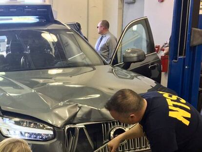 Investigadores revisan el coche autónomo de Uber implicado en el accidente en Arizona.