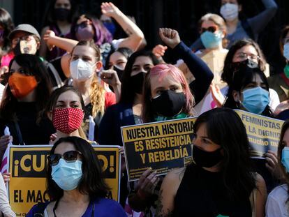 Un grupo de mujeres se manifiesta en octubre de 2020, en Santiago.