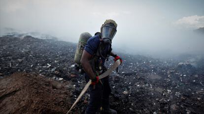 Bomberos trabajan en un incendio en Cerro Patacón, en Panamá.