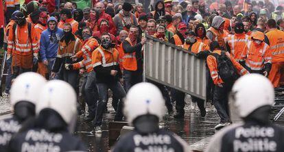 Enfrentamientos entre manifestantes y polic&iacute;a en una marcha contra los recortes, el pasado abril en Bruselas.