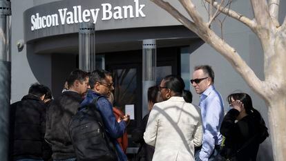 Un grupo de personas ante la sede del Silicon Valley Bank (SVB) en Santa Clara, California.