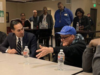 Castro, en una mesa redonda con veteranos sin hogar, en Los Ángeles.