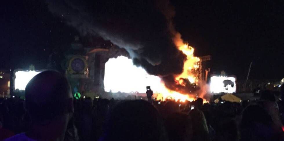 Imagen del incendio en un escenario de Tomorrowland en Barcelona.