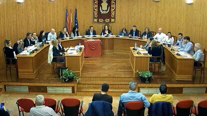 La concejala de Vox Queralt imita con la mano un disparo hacia la bancada socialista donde estaba hablando Feliciana Buendía, en una imagen del pleno del jueves grabado por los servicios municipales.