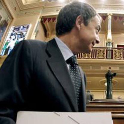 El presidente del Gobierno, José Luis Rodríguez Zapatero, antes del comienzo de la sesión de control al Ejecutivo que se celebra en el Congreso de los Diputados