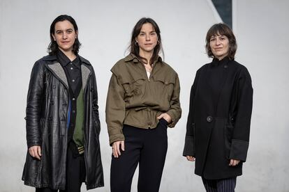 De izquierda a derecha, las artistas Claudia Pagès, Eva Fàbregas y Julia Spínola, en Barcelona el 23 de febrero.