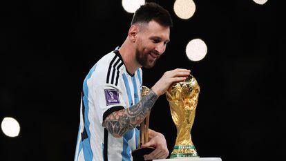 Leo Messi acaricia la Copa del Mundo que Argentina conquistó en el último Mundial celebrado en Qatar.