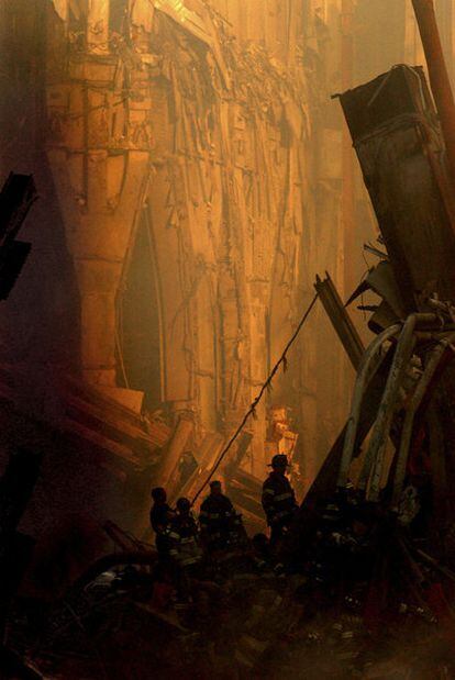 Los bomberos intentan rescatar a las víctimas del atentado en las ruinas del World Trade Center.