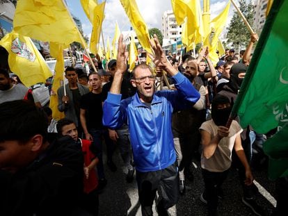 Manifestantes palestinos participaban el viernes en Hebrón una marcha en apoyo a la población de Gaza.