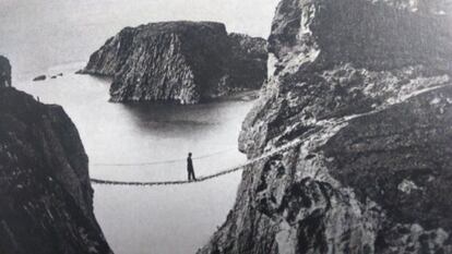Foto de portada del libro 'Passeres', sobre el Carrick-a-rede rope bridge, Irlanda.