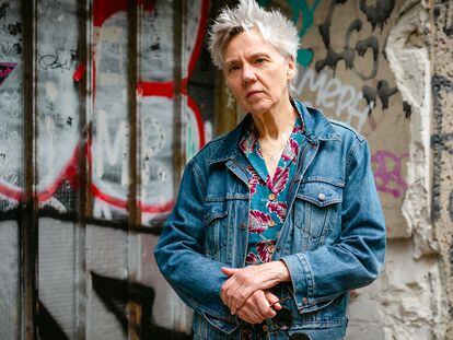 La escritora y traductora alemana Esther Kinsky, retratada en el barrio de Neukölln, en Berlín, a mediados de junio.