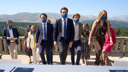 El presidente del PP, Pablo Casado, en el centro, junto miembros destacados del partido, antes de celebrarse el Comité de Dirección en el Parador de Gredos (Ávila).