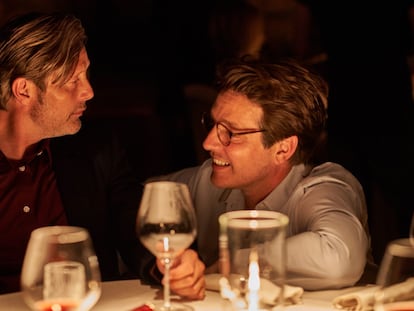 El actor Mads Mikkelsen y el director Thomas Vinterberg, en el rodaje de 'Otra ronda'.