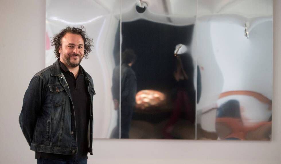Kader Attia junto una de sus obras que pueden verse en la Fundación Miró.